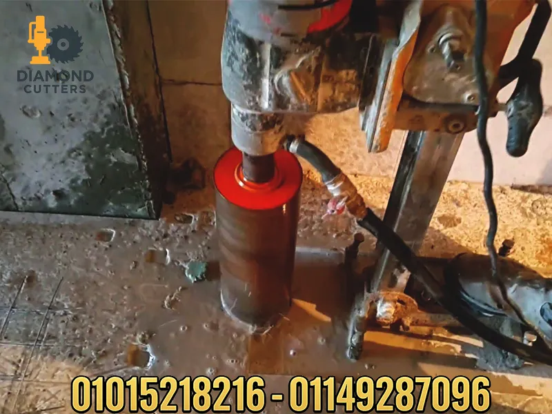 فني كور دريل يأخذ مقاسات دقيقة على جدار خرساني قبل البدء بالعمل